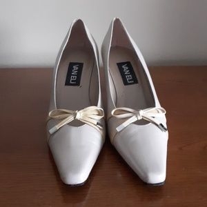 Van Eli Taupe Pointed Bowed Heels
